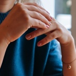 Łuszczyca paznokci pod kontrolą: naturalna pielęgnacja i domowe rytuały, które przynoszą ulgę